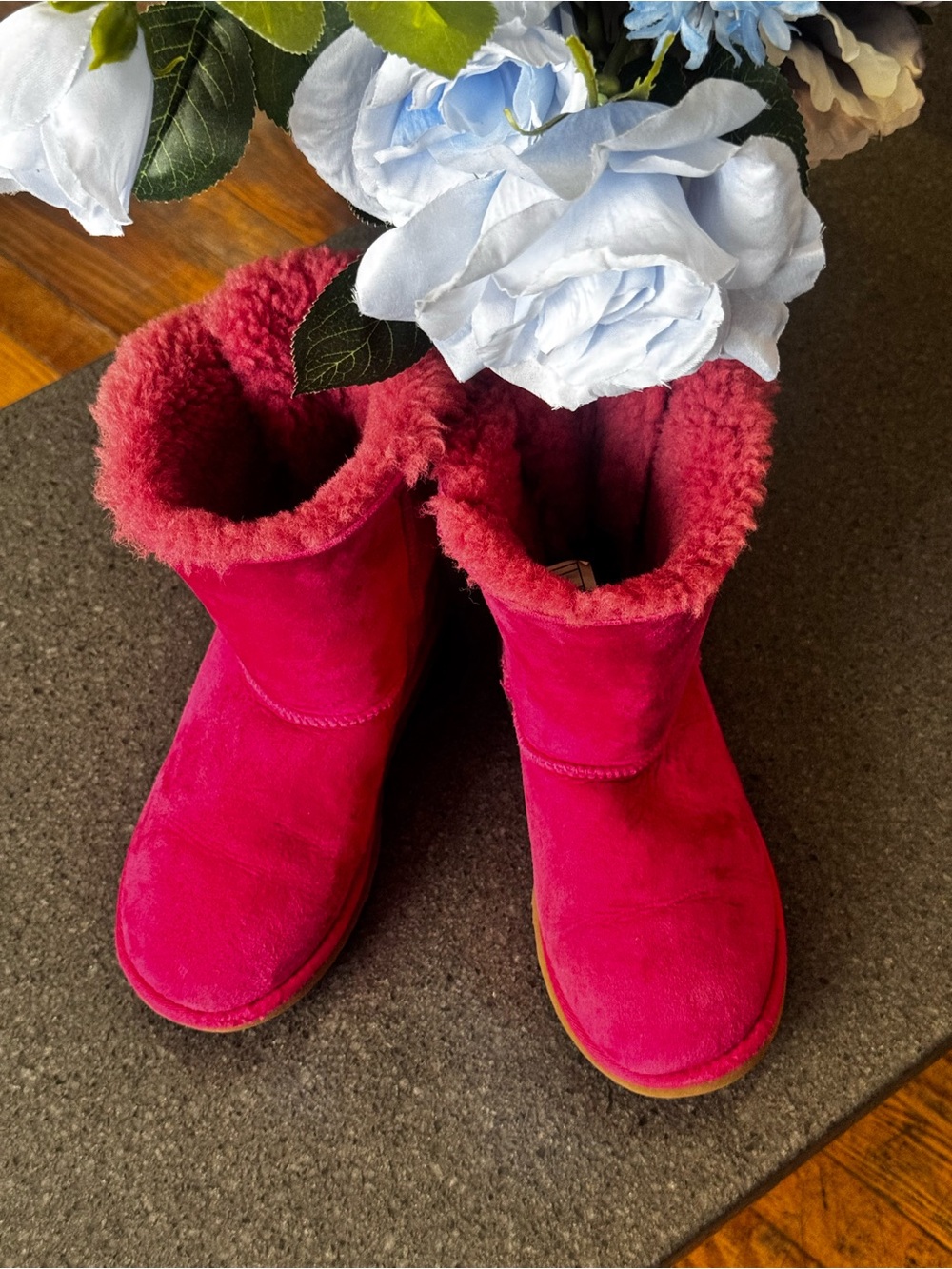 UGG Pink Bailey Bow Boots big kids sz 3